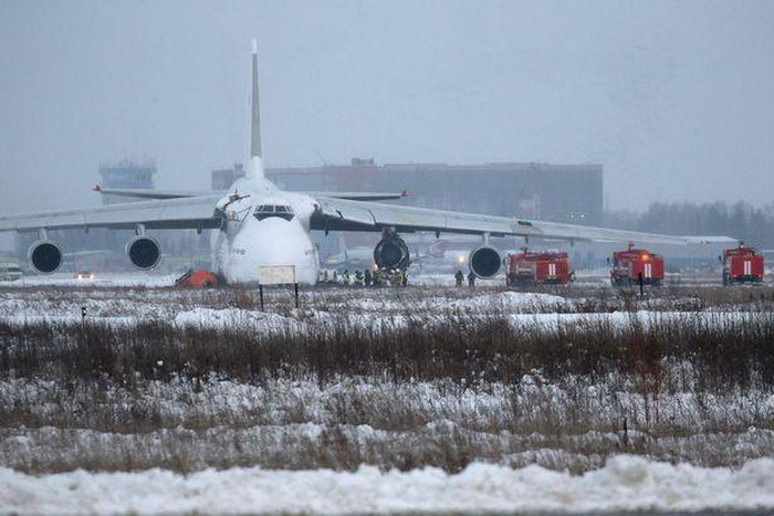 Theo thông tin chính thức, vào khoảng 8 giờ sáng theo giờ Moskva, chuyến bay của chiếc An-124 Ruslan theo chặng đường Novosibirsk - Vienna đã khởi hành, nhưng chỉ sau 10 phút phải hạ cánh khẩn cấp xuống Tolmachevo.