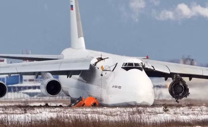 Antonov An-124 Ruslan (NATO gọi bằng tên định danh Condor) từng là loại máy bay lớn nhất từng được sản xuất hàng loạt (trước khi chiếc Airbus A-380 và An-225 Mriya xuất hiện). Trong thời kỳ phát triển nó được gọi là An-400 và An-40 ở phương Tây.