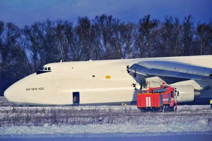 Thông số kỹ thuật cơ bản của vận tải cơ hạng siêu nặng An-124-100 Ruslan: chiều dài 68,96 m; sải cánh 73,3 m; chiều cao 20,78 m; trọng lượng cất cánh tối đa 405 tấn; kíp điều khiển 6 người.