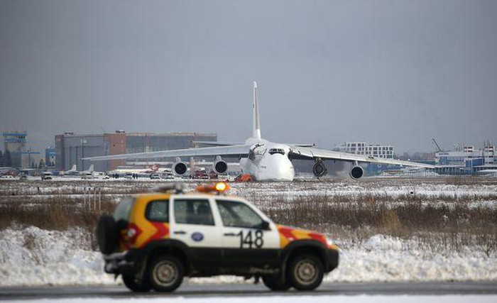 "Các bộ phận rơi ra ở độ cao vài trăm mét từ động cơ của chiếc An-124 Ruslan, xuyên qua mái nhà kho trên mặt đất và điều kỳ diệu đã xảy ra là không ai bị thương", kênh điện tín Baza thuật lại tình huống khi chiếc máy bay gần như bắt đầu rơi trên bầu trời thành phố.