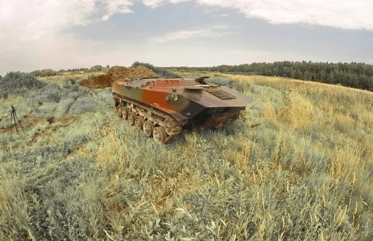  BTR-D (1974). BTR-D là một loại xe bọc thép chở quân đa năng đổ bộ đường không của Liên Xô, được đưa vào trang bị năm 1974. BTR-D nặng 8 tấn, kích thước cỡ bằng một chiếc BRDM và có thể lội nước. Người mua có thể mua ở phiên bản cũ và mới.