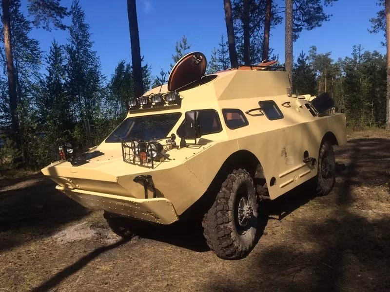  BRDM-2 (1963-1989). Thế hệ thứ hai của xe trinh sát bọc thép là kiểu chuyển đổi phổ biến nhất. Trước hết, điều này là do nó tương đối nhẹ và nhỏ gọn (chiều dài thân 5.750 mm), nó có thể dễ dàng chuyển đổi thành một chiếc dân dụng, đã có hơn 9.400 chiếc được chuyển đổi. Thêm vào đó BRDM-2 là một loại xe lưỡng cư, tức là chúng cũng có thể một phương tiện phổ thông. Có rất nhiều phiên bản, bao gồm cả những phiên bản được chế tạo ở hạng sang. BRDM-2 có giá trung bình từ gần 1-2 triệu ruble hoặc hơn tùy theo phiên bản. Nhưng về nguyên tắc các phiên bản hạng sang không có giới hạn giá.