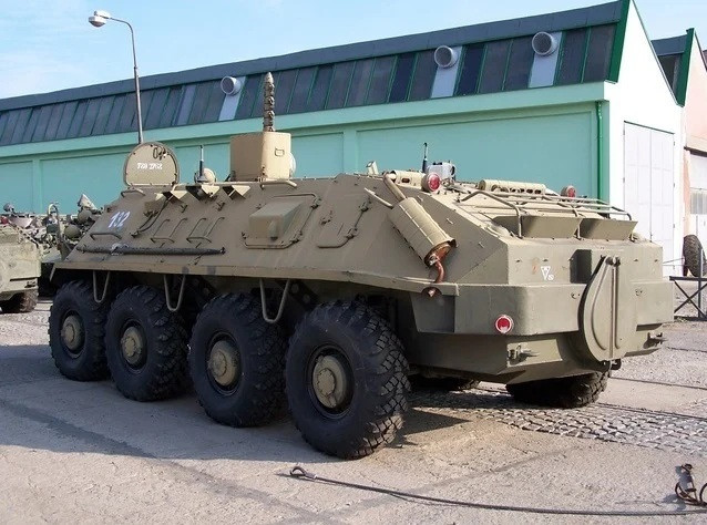  BTR-60 (1960-1987). BTR-60 là xe thiết giáp chở quân bánh lốp cổ điển của Liên Xô, phiên bản kế thừa của BTR-152 và là phương tiện 8 bánh đầu tiên. Chính chiếc xe này đã thiết lập cách bố trí, theo đó BTR-70 và BTR-80 sau đó đã được tạo ra. BTR-60 nhẹ hơn nhiều chỉ 9,9 tấn với chiều dài thân 7.650 mm. BTR-60 có giá từ 2 triệu ruble.