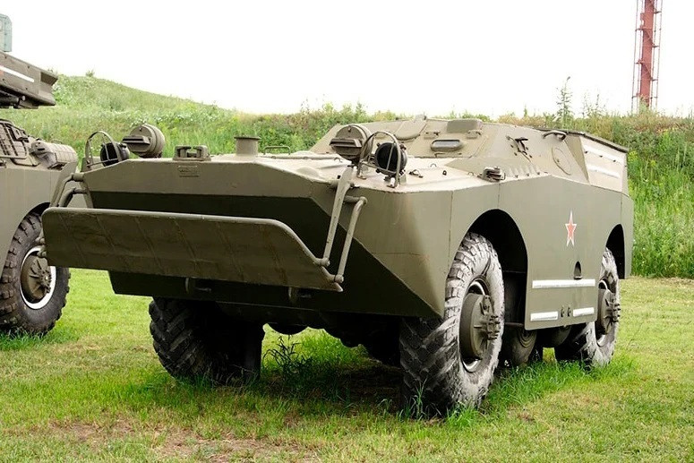  BRDM-1 (1957-1966). BRDM-1 cũng là một chiếc xe khá phổ biến, nhưng tất nhiên do quy định sản xuất nó thua thế hệ thứ hai. BRDM-1 được chế tạo khoảng 10.000 chiếc. Về các thông số bên ngoài sau khi chuyển đổi và điều chỉnh, nó gần như giống với BRDM-2. BRDM-1 thường không được điều chỉnh nhiều và được bán ở dạng chuyển đổi cơ bản nhưng cập nhật mới. Chi phí cho một chiếc BRDM-1 từ khoảng 1 triệu ruble, vì bản thân chiếc xe hiện tại rất hiếm.