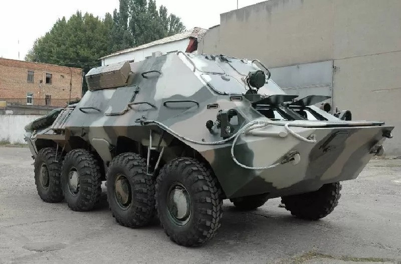  BTR-70 (1972). Mặc dù có ngoại hình giống phiên bản cao cấp hơn BTR-80 nhưng nó vẫn đang được sản xuất và vận hành. Một chiếc xe khổng lồ, nặng nề có trọng lượng 11,5 tấn, được bán tự do có giá khoảng 1,75 triệu ruble.