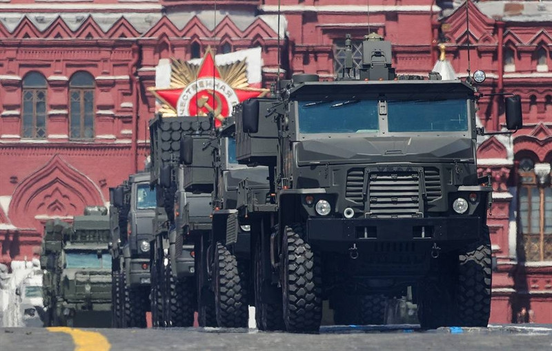 Thông báo của Quốc phòng Nga cho biết, hệ thống nhiệt áp chân không hạng nặng TOS-2 Tosochka mới nhất được công bố trên Quảng trường Đỏ ngày 24/6 sẽ chính thức được trang bị cho quân đội Nga vào cuối năm 2020. "TOS-2 với tầm bắn và sức mạnh tăng hơn phiên bản trước rất nhiều sẽ được đưa vào quân đội trước khi kết thúc năm nay", thông báo cho biết.