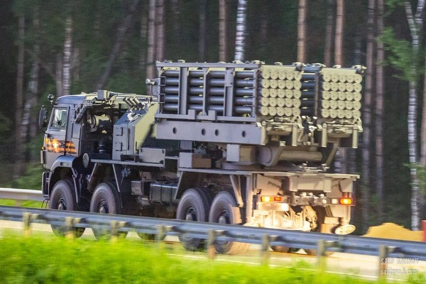 RIA dẫn nguồn tin từ Bộ Quốc phòng Nga cho hay, Su-57 đầu tiên sẽ được Quân khu phía Tây tiếp nhận vào đầu năm 2021, vì Ba Lan, Đan Mạch và Na Uy đã được trang bị máy bay F-35 Lightning II của Mỹ. Tờ báo cho rằng, đây sẽ là "một cử chỉ có đi có lại trước sự tăng cường sức mạnh của lực lượng không quân NATO.