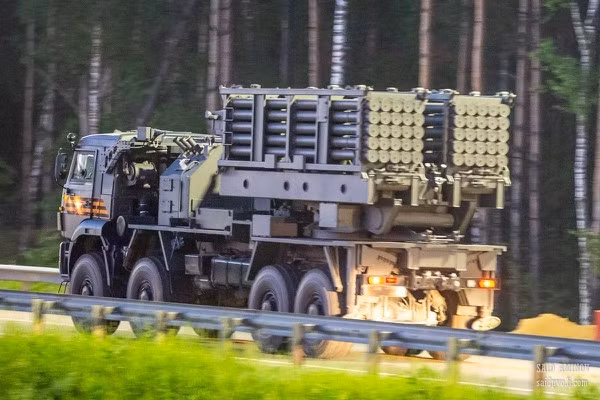 RIA dẫn nguồn tin từ Bộ Quốc phòng Nga cho hay, Su-57 đầu tiên sẽ được Quân khu phía Tây tiếp nhận vào đầu năm 2021, vì Ba Lan, Đan Mạch và Na Uy đã được trang bị máy bay F-35 Lightning II của Mỹ. Tờ báo cho rằng, đây sẽ là "một cử chỉ có đi có lại trước sự tăng cường sức mạnh của lực lượng không quân NATO.