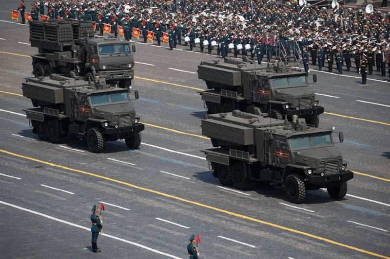 Những hệ thống TOS-2 đầu tiên sẽ được trang bị cho Binh chủng Hóa học thuộc Quân khu phía Tây Nga. Hiện chưa rõ có bao nhiêu hệ thống nhiệt áp thế hệ mới này được chuyển giao nhưng phía Nga khẳng định, số lượng đủ để huấn luyện và chiến đấu với quy mô lớn. Như vậy là cùng với tiêm kích tàng hình thế hệ 5 Su-57, TOS-2 là hệ thống vũ khí tối tân thế hệ mới được Nga ưu tiên trang bị cho Quân khu phía Tây - lực lượng gần với khối quân sự NATO nhất.