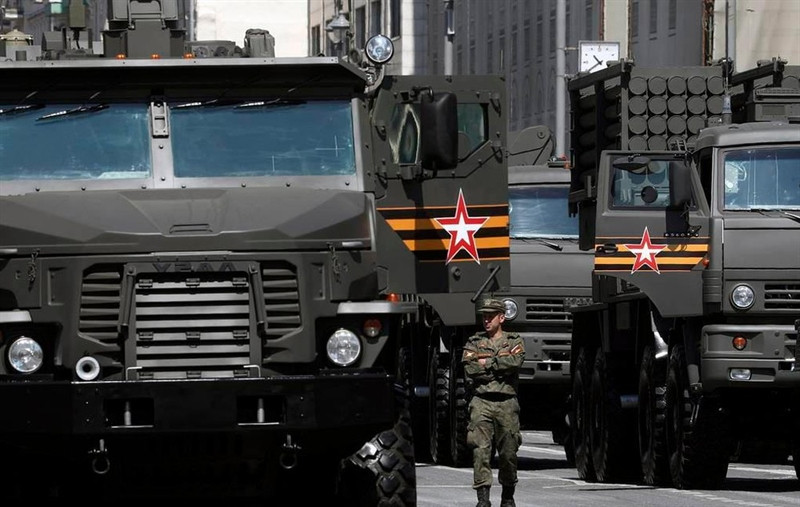 Như vậy, TOS-2 sẽ được chuyển giao cho Quân khu phía Tây trước Su-57. Được biết, hệ thống pháo nhiệt áp TOS-2 nằm trong kế hoạch phát triển vũ khí cấp nhà nước giai đoạn đến năm 2025. Hệ thống TOS-2 chính thức được phát triển từ tháng 11/2012. Trong khoảng thời gian từ năm 2015 đến 2018, vũ khí này đã được hoàn thiện những tính năng chiến đấu dựa vào những kinh nghiệm thực chiến trên chiến trường Syria của phiên bản TOS-1A.