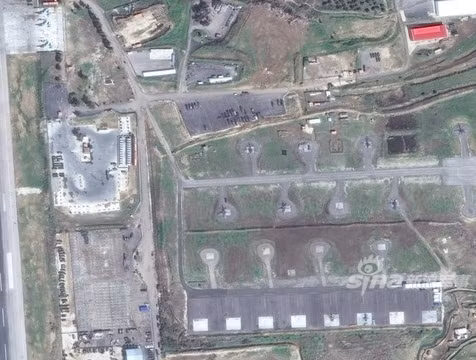 Xung quanh căn cứ theo một số hình ảnh được công bố trước đó thì có bố trí trận địa tên lửa phòng không S-300 và S-400 cùng các ụ phòng thủ có tăng T-90 và lính thủy đánh bộ bảo vệ tứ phía. Ngoài ra, các trực thăng Mi-24 và Mi-8 liên tục bay tuần tra đảm bảo ngăn mọi cuộc tấn công khủng bố. Nguồn ảnh: Digital Globe