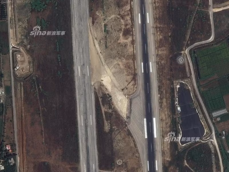 Theo các nguồn tin, hiện nay ở Hmeymim, Không quân Nga còn duy trì lực lượng hùng hậu gồm: 11 máy bay tiêm kích – bom Su-24; 3 cường kích Su-25; 6 tiêm kích Su-27SM3 hoặc Su-35; 4 tiêm kích Su-30SM; 6 tiêm kích-bom Su-34; hai máy bay trinh sát An-30; ít nhất một máy bay vận tải An-124; máy bay chỉ huy A-50 và máy bay trinh sát điện tử Il-22. Nguồn ảnh: Digital Globe