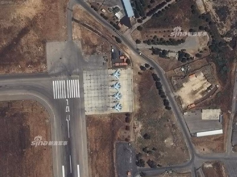 Bãi đậu 4 tiêm kích Su-30SM ở một góc Hmeymim. Nguồn ảnh: Digital Globe