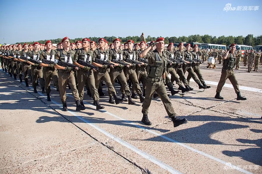 Trang bị súng ống của NGU hiện đa số loại bỏ các vũ khí thời Liên Xô và thay bằng sản phẩm tự sản xuất và các khẩu súng có xuất xứ từ Mỹ, Tây Âu. Nguồn ảnh: Sina