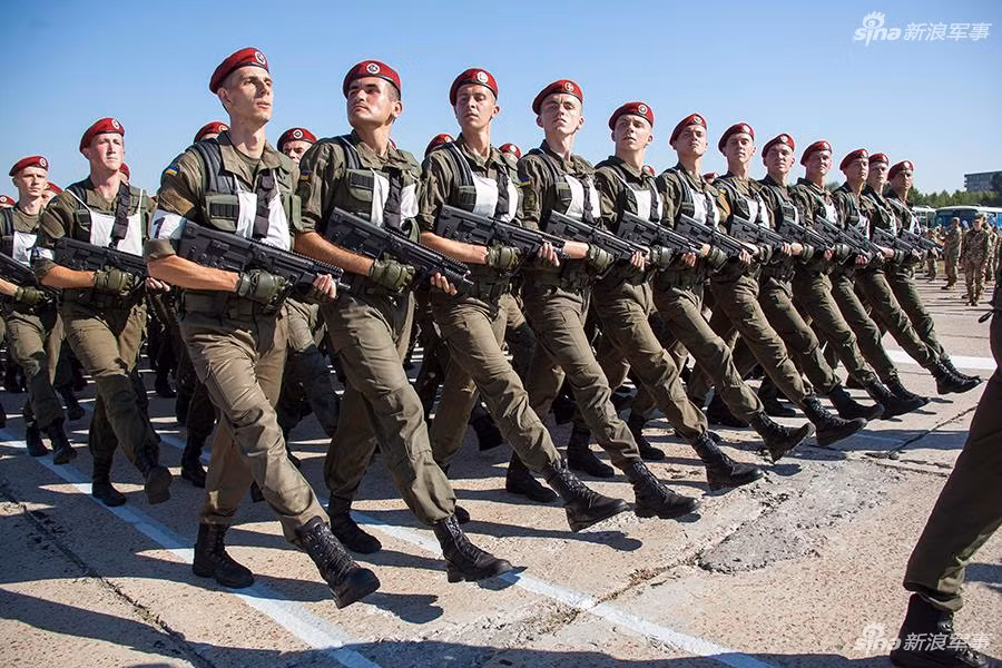 Trong khi đó vũ khí hạng nặng của NGU (xe tăng, xe thiết giáp, pháo binh) đa số vẫn có nguồn gốc thời Liên Xô. Tuy nhiên, tương lai gần, Ukraine có lẽ sẽ thay thế chúng bằng các mẫu vũ khí phương Tây. Nguồn ảnh: Sina