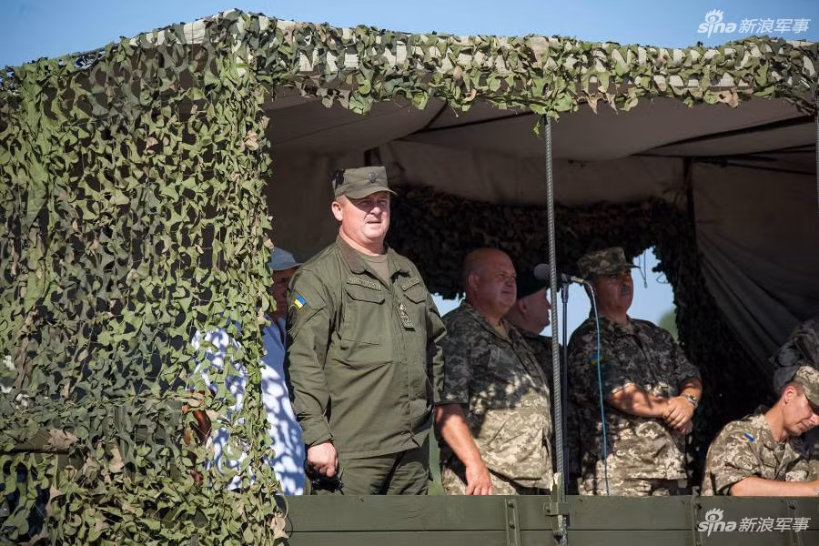 Ngay cả các tướng lĩnh chỉ huy duyệt binh quân phục cũng mỗi người một kiểu. Nguồn ảnh: Sina