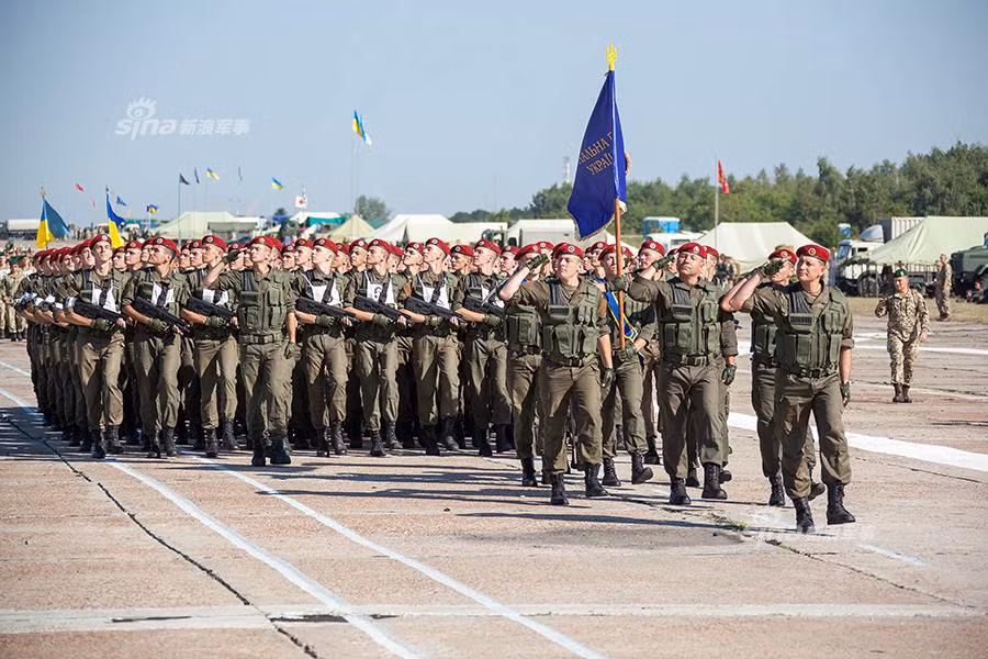 Trang bị cá nhân của binh sĩ NGU không phải là những khẩu súng trường AK-74 truyền thống mà thay vào đó là khẩu Fort-221 - phiên bản của súng trường TAR-21 của Israel chuyển giao công nghệ cho công ty RPG Fort ở Vinnytsia, Ukraine sản xuất. Nguồn ảnh: Sina