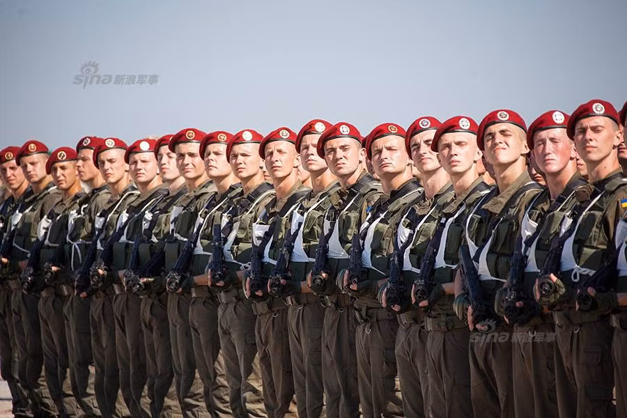 Mặc dù mới chỉ bước vào buổi diễn tập đầu tiên, tuy nhiên trông đội hình duyệt binh Vệ binh Quốc gia Ukraine khá lôm côm, thiếu sự chỉn chu. Trong ảnh có thể thấy độ cao thấp giữa các binh sĩ không đồng đều, có người thấp hẳn. Nguồn ảnh: Sina