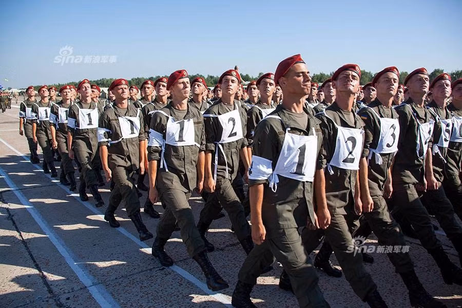 Trong ảnh, khối binh sĩ đi đều mà trông “không được đều lắm”. Nguồn ảnh: Sina