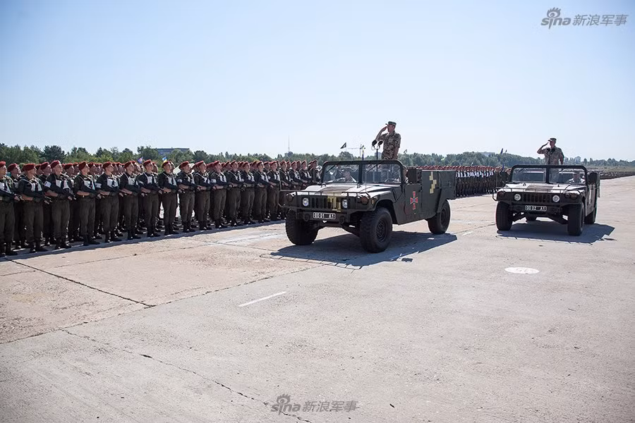 Các sĩ quan chỉ huy đi trên hai chiếc xe Humvee (Mỹ viện trợ) duyệt đội ngũ. Nguồn ảnh: Sina