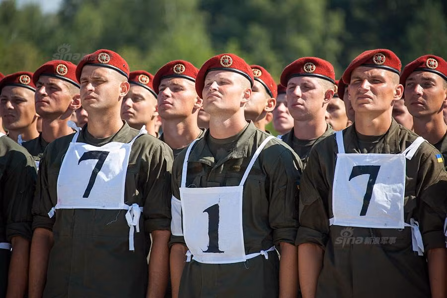 Vệ binh Quốc gia Ukraine (NGU) là một lực lượng mang tính chất dự bị - phòng chống khủng bố trực thuộc quyền quản lý Bộ Nội vụ Ukraine. Nó được thành lập ngày 4/11/1991, nhưng sau đó bị giải thể vào tháng 1/2000. Tới tháng 3/2014, NGU một lần nữa được tái lập sau cuộc lật độ Tổng thống đương nhiệm Yanukovich. Nguồn ảnh: Sina