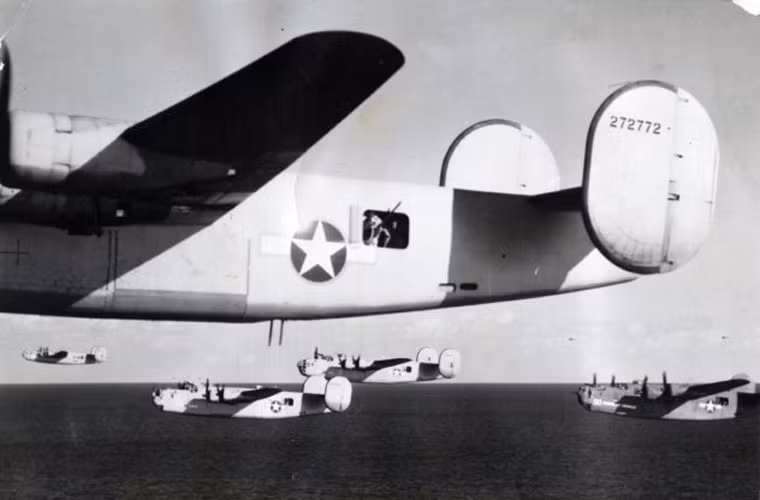 Phi đội máy bay ném bom B-24D bay thấp trên mặt biển Địa Trung Hải, ngày 1/8/1943. Nguồn ảnh: WHO
