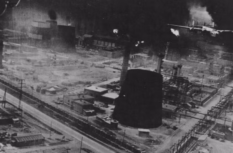 Có thể thấy, máy bay B-24 “liều mạng” hạ xuống độ cao thấp nhất ném thật chính xác hàng tấn bom nhằm cắt bỏ “dạ dày” quân phát xít. Nguồn ảnh: WHO