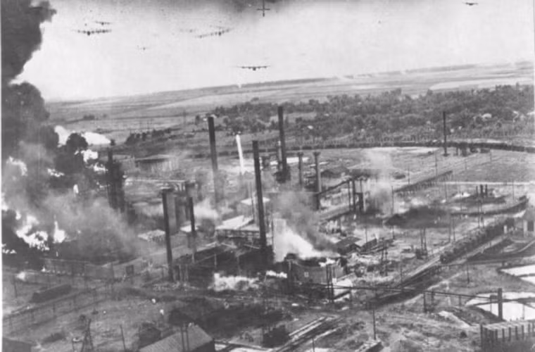 Đợt 2 14 chiếc máy bay ném bom B-24 lao vào không kích nhằm hủy diệt tận gốc các nhà máy lọc dầu. Nguồn ảnh: WHO
