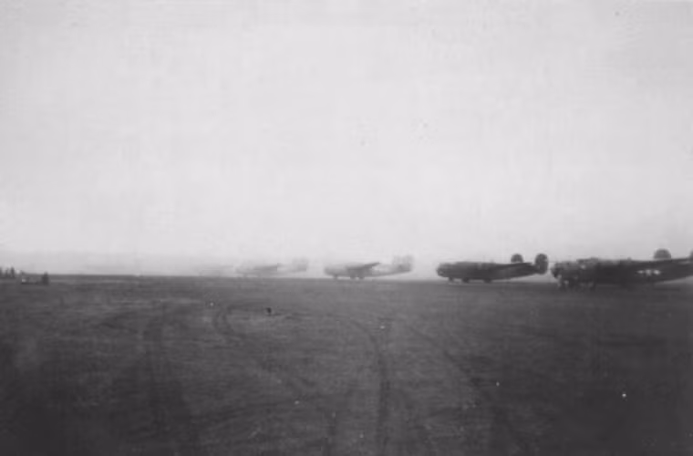 Các máy bay ném bom B-24 "Liberator" thuộc Liên đoàn oanh tạc cỡ 98 tại căn cứ Benghazi, Libya. Đây là một loại máy bay ném bom hạng nặng 4 động cơ do hãng Consolidated Aircraft chế tạo. Nó được sản xuất với số lượng nhiều hơn bất kỳ một kiểu máy bay quân sự Mỹ nào khác trong Thế Chiến II và vẫn đang giữ kỷ lục là kiểu máy bay Mỹ sản xuất nhiều nhất. Nguồn ảnh: WHO