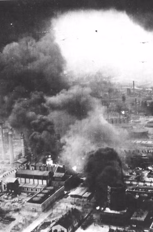 Những cột khói bùng lên dữ dội tại nhà máy lọc dầu "Astra Romana" sau phi vụ ném bom độ cao thấp của B-24. Nguồn ảnh: WHO