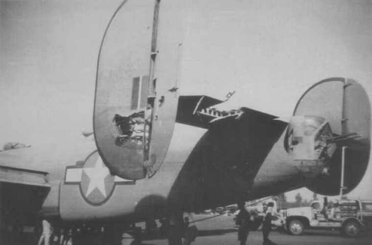 Ngày 1/8/1943 được giới quân sự Mỹ gọi là "Ngày Chủ nhật Đen" ghi nhớ mãi thất bại nặng nề này. Trong ảnh, máy bay B-24 thuộc Phi đoàn 415, Liên đoàn 98 trở về căn cứ với cái đuôi bị phá hỏng do trúng đạn phòng không. Nguồn ảnh: WHO