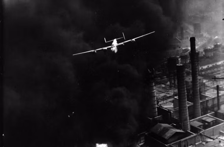 Việc bay thấp như vậy dẫn tới hậu quả khôn lường – các máy bay có thể dễ dàng bị bắn hạ bởi các súng pháo phòng không, hoặc thậm chí húc vào nhau do đám khói dày đặc che khuất tầm nhìn. Nguồn ảnh: WHO