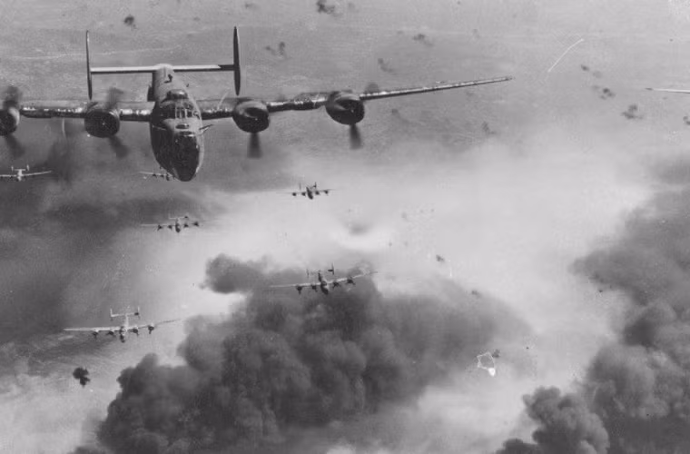 Xăng dầu là mặt hàng xương sống để tiến hành bất kỳ cuộc chiến tranh nào, trong Chiến tranh thế giới thứ 2 cũng vậy, xăng dầu là thứ "quý hơn vàng" với cỗ máy chiến tranh phát xít Đức. Lúc bấy giờ, thành phố Ploiesti của Romania là một trong những nơi sản xuất nhiều xăng dầu nhất châu Âu. Các nhà máy lọc dầu ở Romania cung cấp tới 30% nhu cầu của phát xít Đức. Hiểu được điều này, quân Đồng minh mà đứng đầu là Mỹ lên kế hoạch tiến hành một cuộc không kích quy mô lớn nhằm hủy diệt “dạ dày” quân phát xít. Nguồn ảnh: WHO