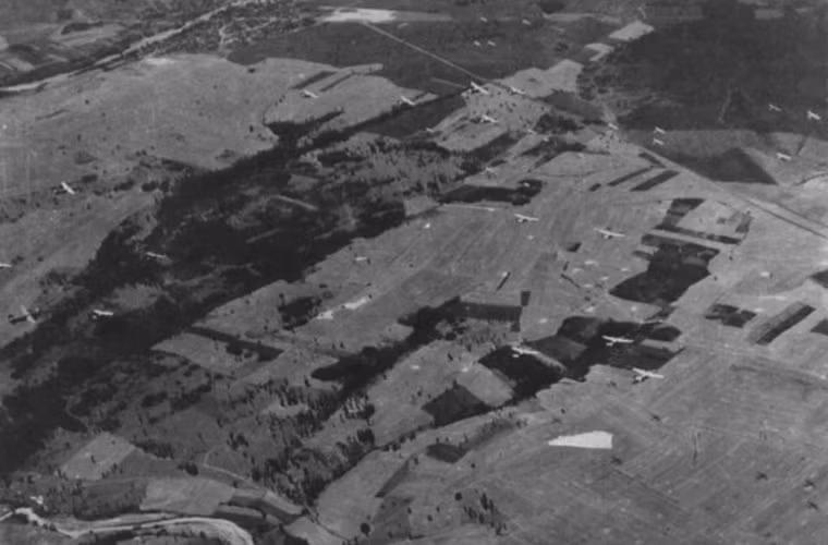 31 máy bay ném bom B-24 Liberator tiếp cận mục tiêu ở Ploiesti. Nguồn ảnh: WHO