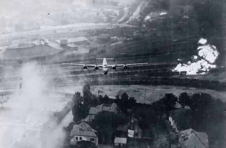 Thực vậy, trong tổng số 178 chiếc máy bay ném bom B-24 được cử đi, khi trở về căn cứ ở Libya chỉ có 88 chiếc. Tức là 90 chiếc B-24 đã bị bắn rơi hoặc gặp tai nạn, ước tính 300 thành viên phi hành đoàn đã thiệt mạng hoặc bị bắt (mỗi chiếc B-24 được điều khiển bởi 7-10 người). Nguồn ảnh: WHO