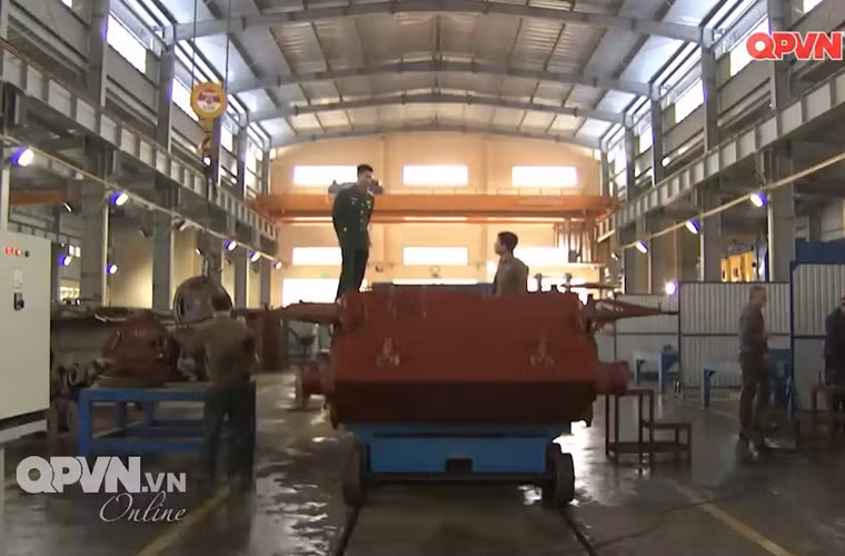 "....Phát huy hiệu quả các sáng kiến cải tiến kỹ thuật, không ngừng nghiên cứu tìm tòi học hỏi, chính điều đó đã giúp nhà máy Z153 từng bước làm chủ công nghệ để cải tiến, hiện đại hóa xe tăng T-54B”, phóng sự kênh QPVN cho hay. Nguồn ảnh: Kênh Quốc phòng Việt Nam