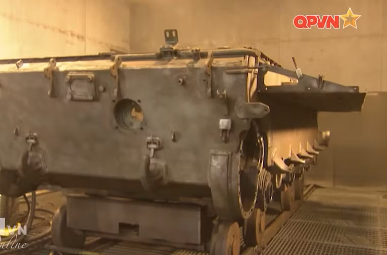 Trước đó đã có thông tin Việt Nam hoàn thành chương trình cải tiến xe tăng T-54B. Nhiều khả năng, chúng ta đã lựa chọn được phương án tối ưu nhất sau hàng loạt các phương án thử nghiệm nâng cấp. Nguồn ảnh: Kênh Quốc phòng Việt Nam