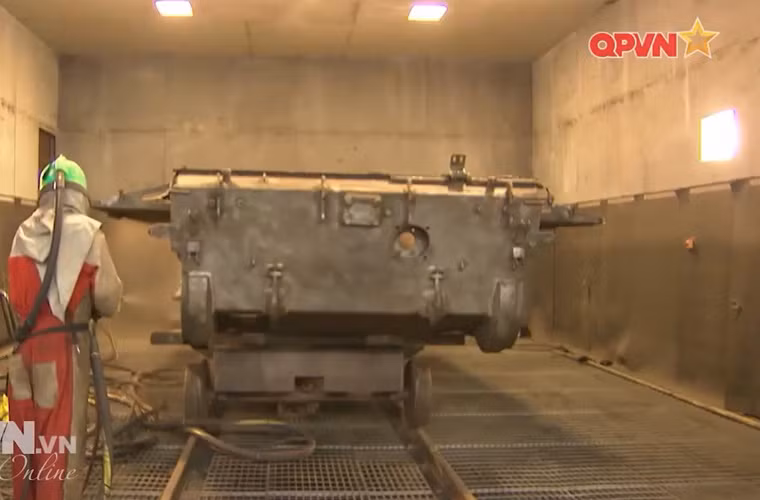 “...Là lực lượng chủ lực trong thực hiện nhiệm vụ này, tập thể cán bộ CNV phân xưởng sửa chữa tăng - thiết giáp đã phát huy phẩm chất người lính thợ để có được những sản phẩm đầu tiên đạt chất lượng cao”, kênh QPVN cho biết. Nguồn ảnh: Kênh Quốc phòng Việt Nam
