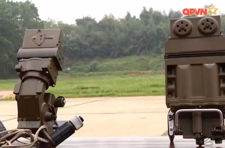 Các khí tài nhìn đêm của Xí nghiệp 23 được đánh giá là hơn cả mẫu của nước ngoài, ví dụ: Hoạt đông độc lập không cần khối nguồn nuôi hay đèn pha hồng ngoại; Sử dụng pin sạc 1.5V có thể sử dụng nguồn điện trên xe để sạc lại pin hoặc duy trì hoạt động của kính lái xe tiện lợi dễ dàng hơn khối nguồn cũ; Khắc phục được hiện tượng lưu ảnh chậm; sử dụng bộ biến đổi quang điện thế hệ 2+ nên tầm quan sát chất lượng ảnh cho ra cũng tốt hơn và có thể nâng cấp khi cần thiết; Cả người bị cận thị cũng có thể sử dụng khí tài nhìn đêm trên xe tăng T-54/55. Nguồn ảnh: Quốc phòng Việt Nam