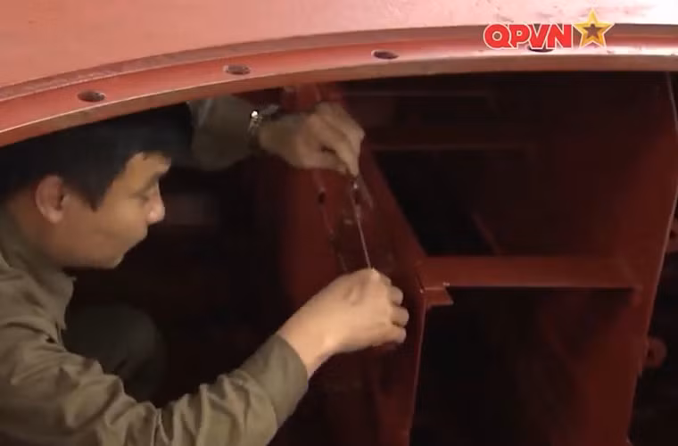 Mọi công việc được thực hiện một cách tỉ mỉ, cẩn thận. Nguồn ảnh: Kênh Quốc phòng Việt Nam