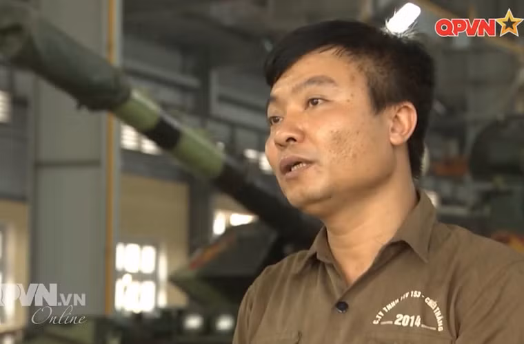 Trong phóng sự về những người “lính thợ” tại Nhà máy Z153 (Tổng cục Kỹ thuật), kênh Quốc phòng Việt Nam đã được phép đăng tải một số hình ảnh bên trong phân xưởng thực hiện nâng cấp, hiện đại hóa dòng xe tăng T-54B. Trong ảnh: đồng chí Thiếu tá QNCN Nguyễn Hữu Việt - Phó Quản đốc phân xưởng sửa chữa Tăng - Thiết giáp, Nhà máy Z153, Tổng cục Kỹ thuật đứng trước một chiếc xe tăng T-54 đã hoàn thiện việc nâng cấp. Nguồn ảnh: Kênh Quốc phòng Việt Nam
