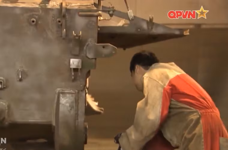 Trong ảnh, công nhân nhà máy đang thực hiện việc sơn sửa khung thân xe tăng T-54B. Nguồn ảnh: Kênh Quốc phòng Việt Nam