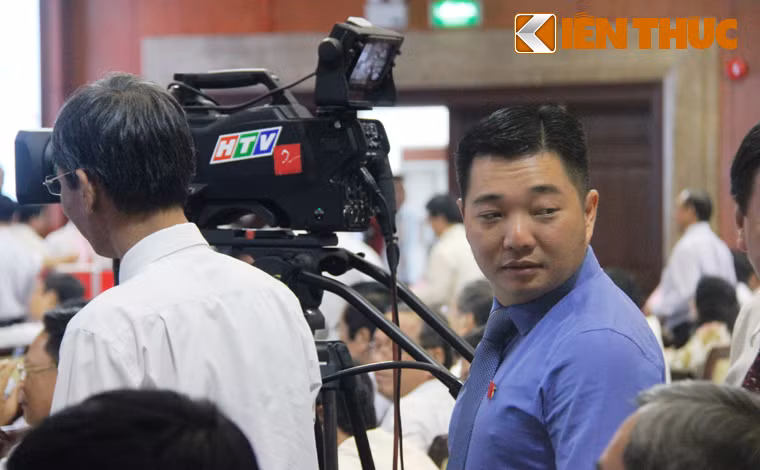 Chủ tịch UBND quận 12 Lê Trương Hải Hiếu, Chủ tịch quận trẻ nhất TP HCM trước đến nay đang tiến hành bỏ phiếu bầu cử BCH Đảng bộ TP khoá X.