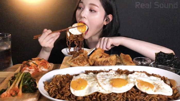 Eat with Boki là nữ Mukkbang YouTuber nổi tiếng tại Hàn Quốc có 4.3 triệu lượt theo dõi. Tuy nhiên, mới đây cô đã bị tố lừa dối người xem khi hàng loạt bằng chứng cho thấy cô chỉnh sửa clip để bớt lượng thức ăn bị phát hiện. 