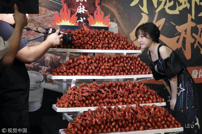 Động thái này của các nền tảng video của Trung Quốc được đưa ra sau khi CCTV - Đài truyền hình Trung ương Trung Quốc - lên tiếng chỉ trích các chương trình ăn uống trực tuyến lãng phí nhiều thức ăn, thậm chí có người chơi còn giả vờ ăn rồi nhả.