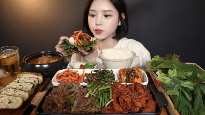 Tuy nhiên, đằng sau những video mukbang chứa đầy món ngon hấp dẫn, người quay phải đối mặt với nhiều nguy cơ về sức khoẻ. Do đây được xem là công cụ kiếm tiền dễ dàng nên người thực hiện thường ép mình ăn quá mức, hoặc thực hiện một số tiểu xảo để qua mặt người xem. 