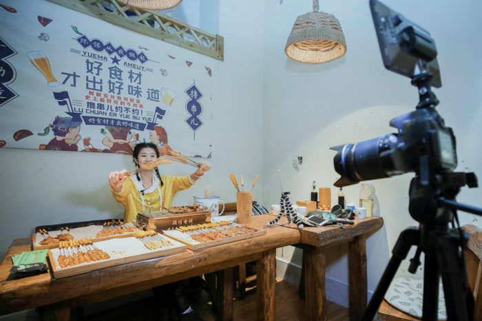 Những đoạn video ăn uống thường bị truyền thông và không ít người xem tại nước này chỉ trích vì lãng phí thức ăn.