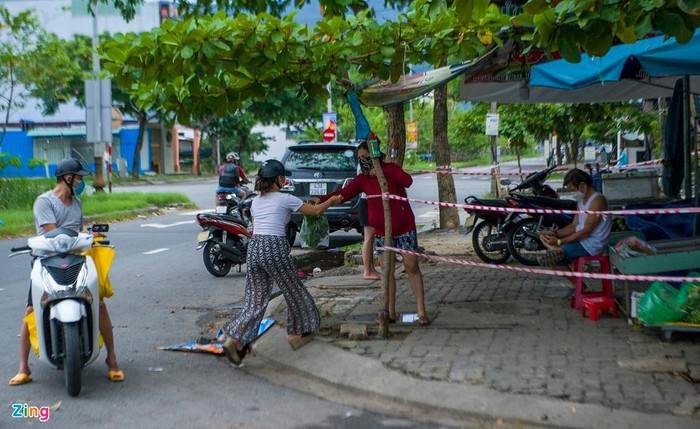 Các dãy nhà phố gần đó của hàng trăm hộ dân cũng bị chốt chặn.