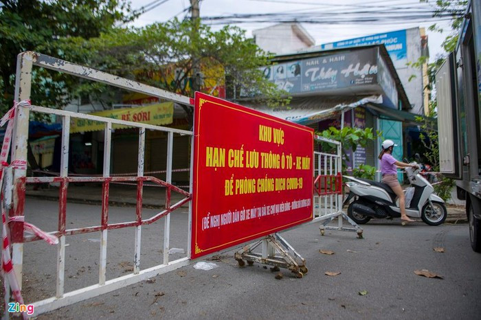 Cửa ngõ dẫn vào chợ tại điểm giao đường Ngô Trí Hòa và Bùi Dương Lịch bị chốt chặn.