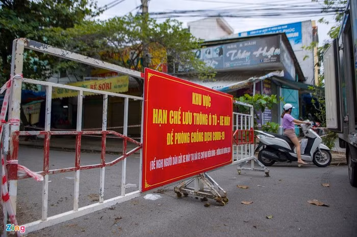 Cửa ngõ dẫn vào chợ tại điểm giao đường Ngô Trí Hòa và Bùi Dương Lịch bị chốt chặn.